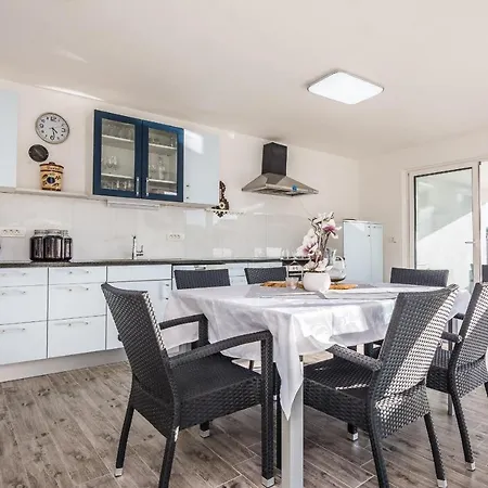 Olujic Apartment *